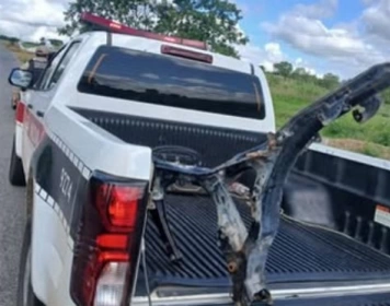 Chassi de motocicleta com restrição de roubo