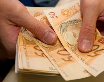 Dinheiro (cédulas de R$ 50,00)