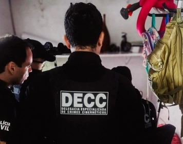 Policiais da Delegacia Especializada em Crimes Cibernéticos (DECC)