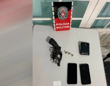 Arma e munições apreendidas em ação da PM