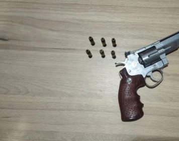 Arma e munições apreendidas em ação da PM