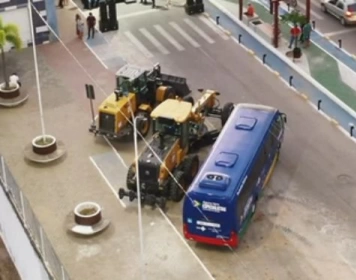 Entrega de uma motoniveladora, uma pá carregadeira e um micro-ônibus