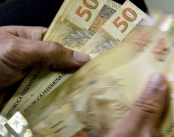 Dinheiro (cédulas de R$ 50,00)