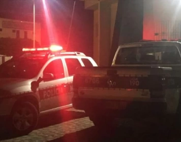 Prisão de homem após quebrar móveis e tentar agredir familiares e policiais