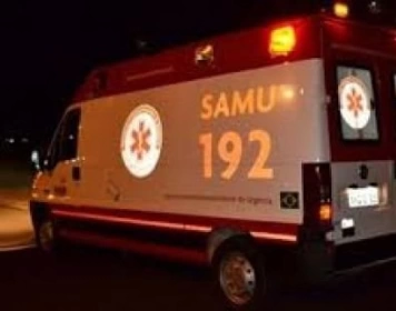 Colisão violenta entre carro e motocicleta