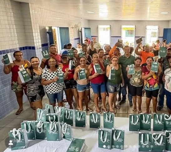 Jutay Meneses acompanha entrega de óculos a pescadores artesanais em Pitimbu