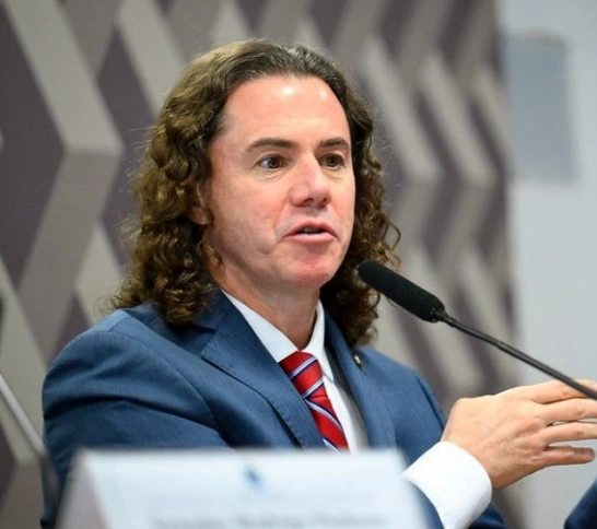 Senador Veneziano é investigado pela PF acusado de usar avião em campanha eleitoral e pagar sem prestar contas