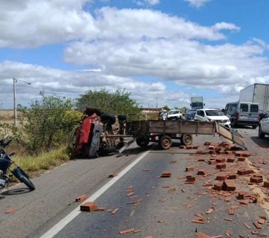 Acidente na saída de Sousa para Marizópolis envolve caminhão e carro com reboque com vítima socorrida ao Hospital 