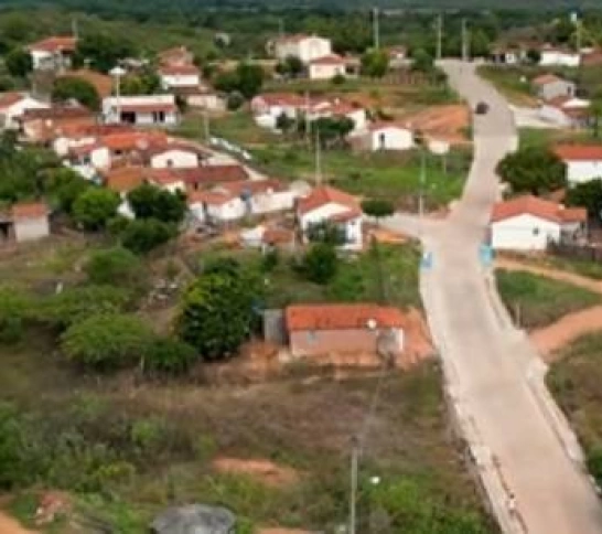 Em visita à comunidade de Extrema, prefeito João Neto acompanha obras de calçamento e habitação