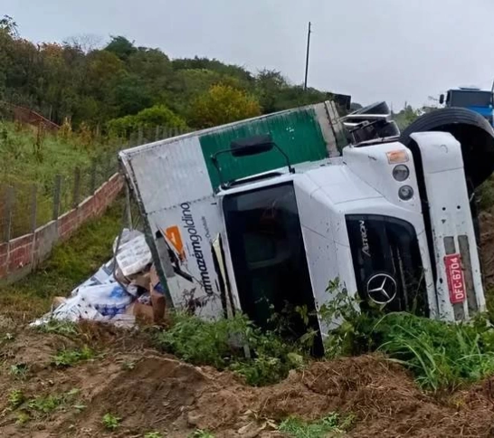 Caminhão de empresa do Sertão tomba em Monteiro e ocupantes se salvam sem ferimentos graves