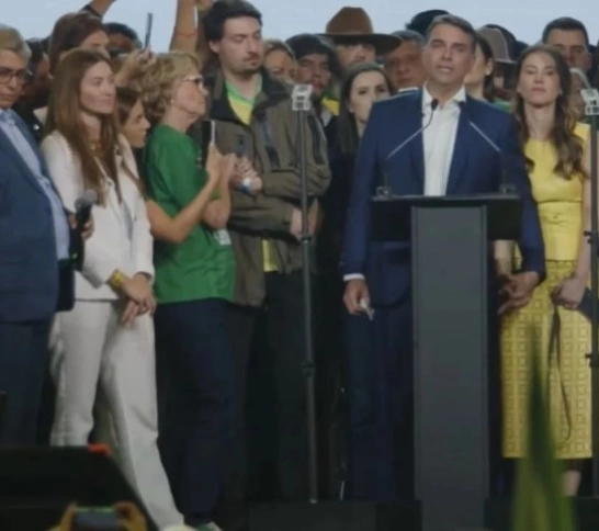 Flávio Bolsonaro é oficializado candidato à Presidência e afirma que receberá faixa de Jair Bolsonaro