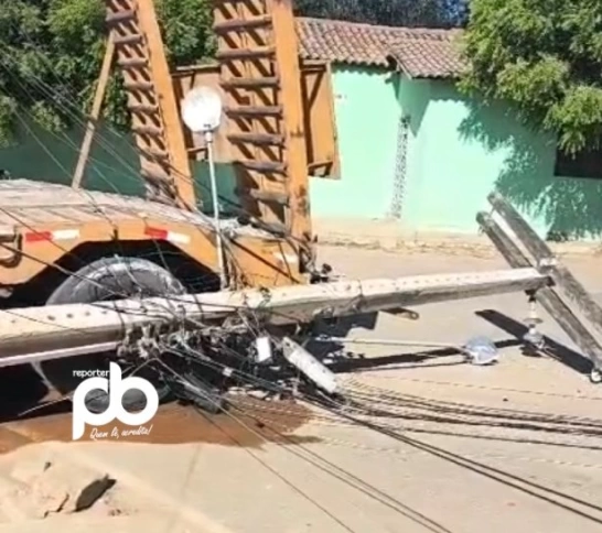 Acidente com carreta derruba poste de alta tensão e deixa bairro sem energia em Sousa