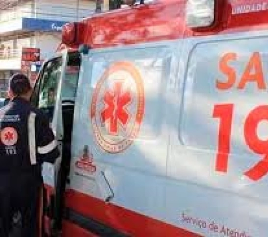 Criança de 10 anos morre após acidente entre motocicleta e caminhão