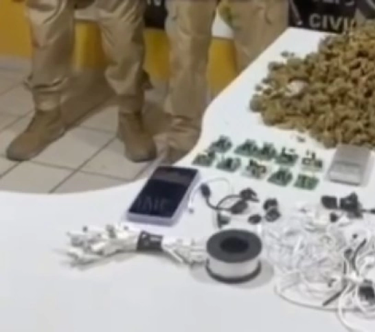 Mulher quase colide com viatura, foge da PM e é presa com maconha e kits para presídio em Catolé do Rocha