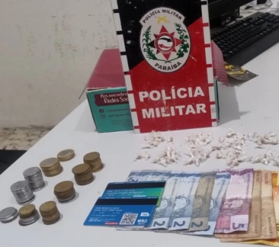 Mulher é flagrada com 90 pedras de crack e confessa venda de drogas durante ação policial em Pombal 