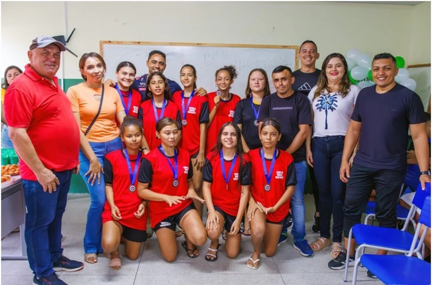 Imagem Prefeito Colorau, Secretária Aline Coura, e Estudantes