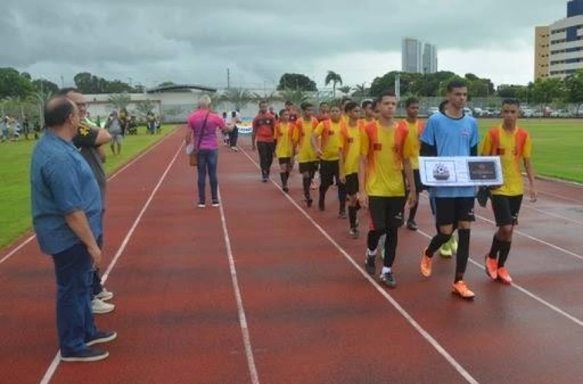 Imagem Após a abertura, aconteceu o primeiro jogo, onde a Escolinha do Flamengo empatou em 0 a 0 com o Grêmio Paulistano