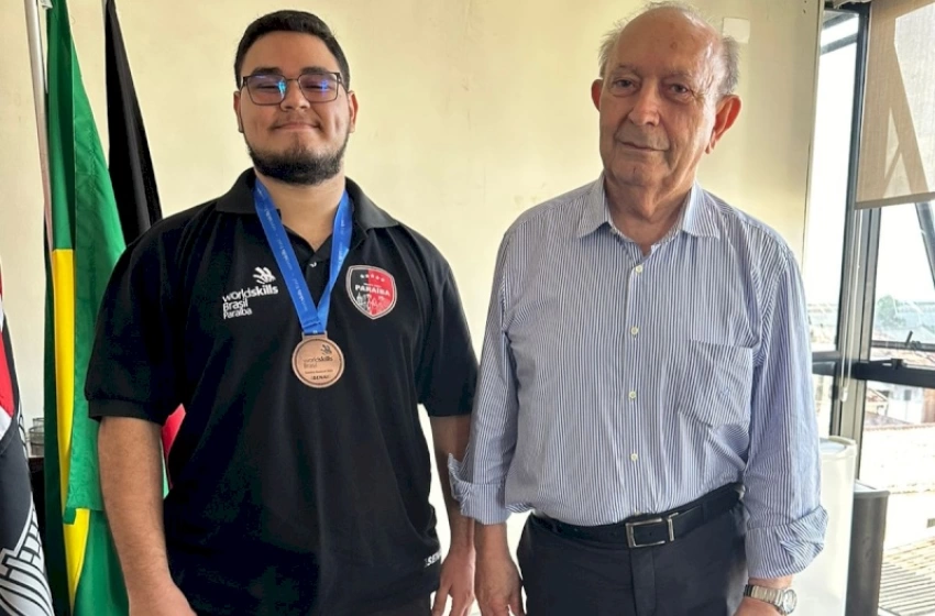 Imagem Presidente da FIEPB, Francisco Gadelha entrega medalha a aluno do SENAI premiado em 1º lugar em competição internacional