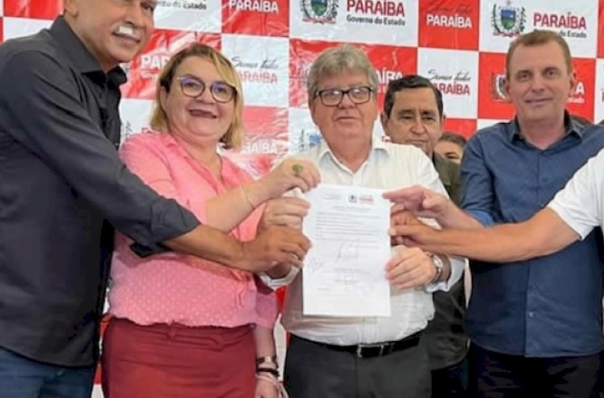Imagem Chico Mendes, pré-candidato a Deputado Estadual em solenidade com o Governador, João Azevedo