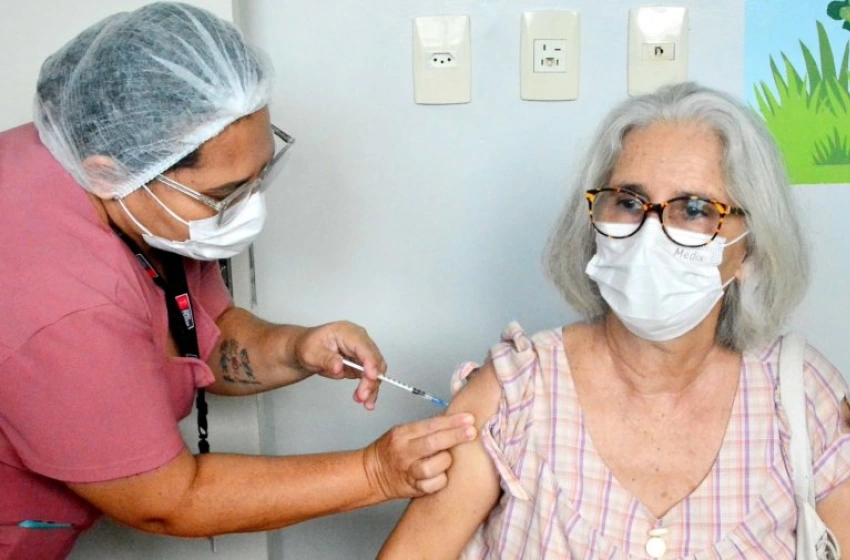 Imagem Saúde orienta a importância de atualizar caderneta de vacinação de acordo com a faixa etária