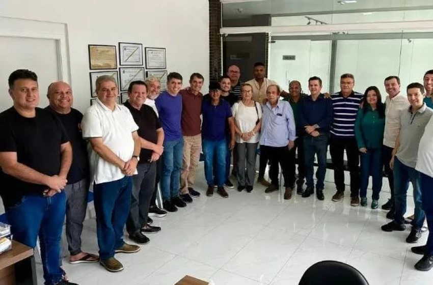 Imagem Romero Rodrigues reunido com aliados em seu escritório em Campina Grande