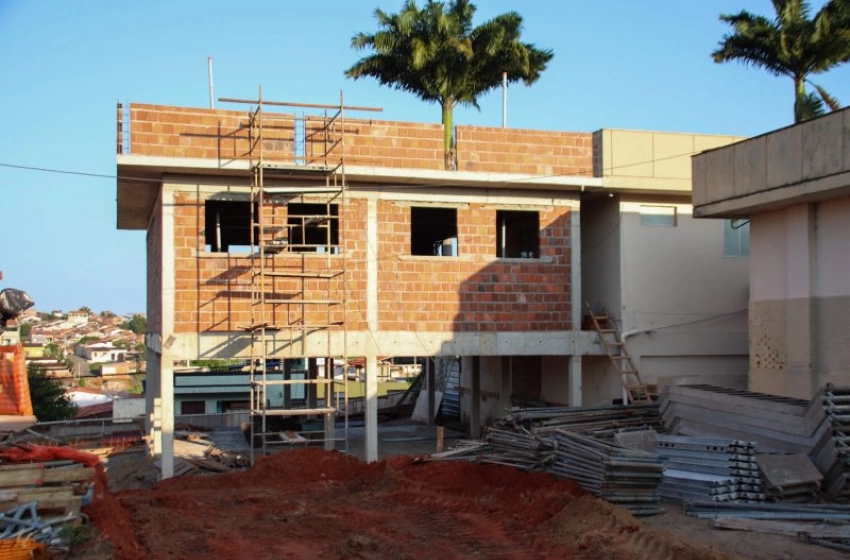 Imagem Governo da Paraíba inspeciona obras do Hospital Regional de Guarabira com representantes do BID