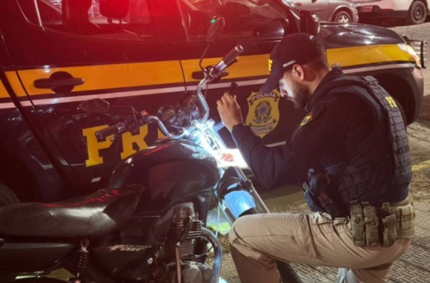 Imagem Motocicleta com registro de furto apreendida pela PRF