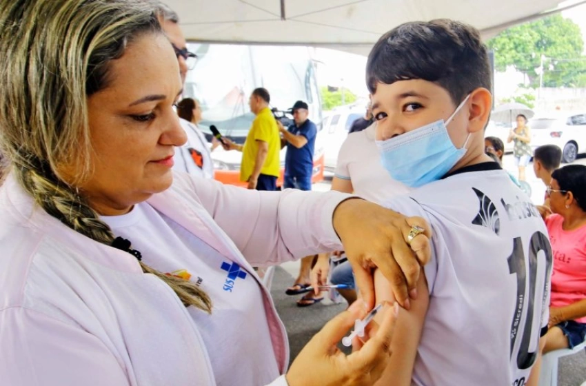 Imagem Criança sendo vacinada contra a covid-19 em João Pessoa 