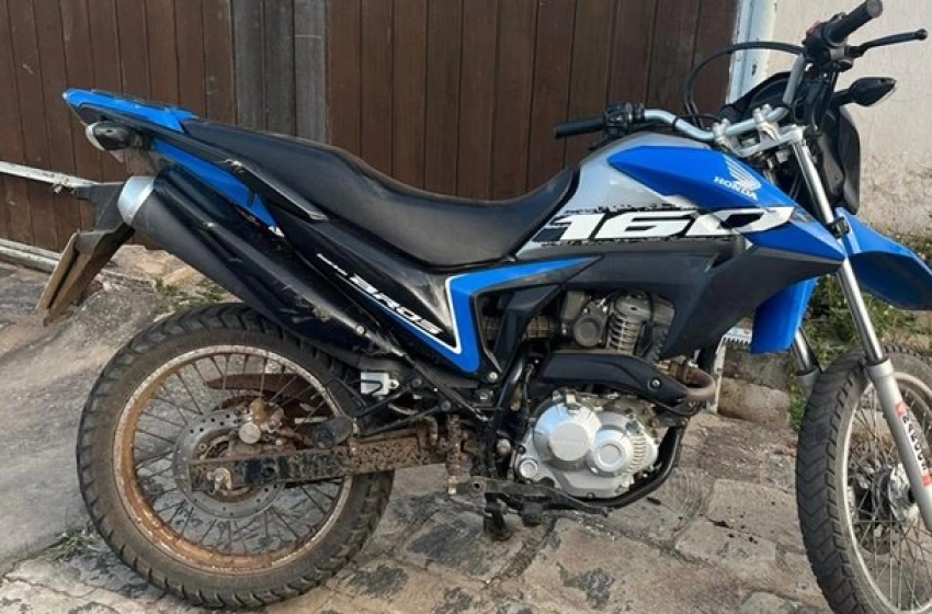 Imagem Motocicleta roubada recuperada pela polícia militar na cidade de Aparecida 