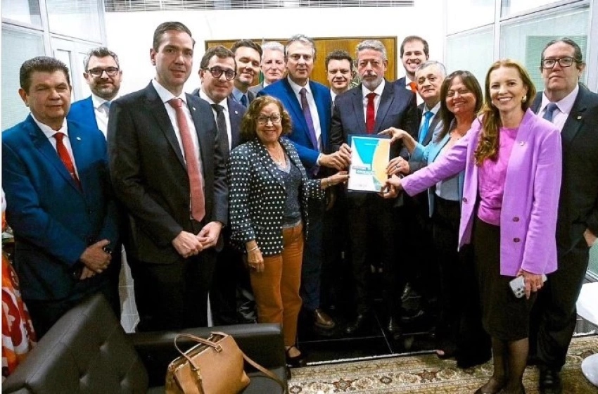 Imagem Projeto do novo Plano Nacional de Educação é entregue ao deputado Gervásio Maia