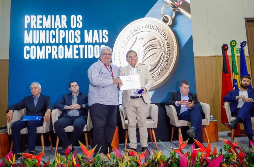 Imagem Prefeito Célio da Usina recebe premiação das mãos do presidente da ALPB, Adriano Galdino
