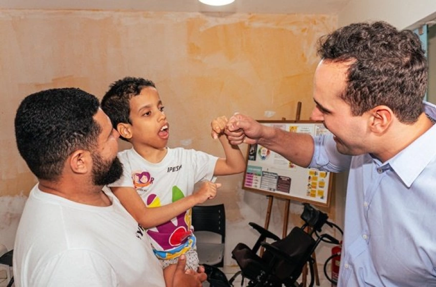 Imagem Vice-Governador visita Ipesq e acompanha confecção de órteses para crianças com microcefalia