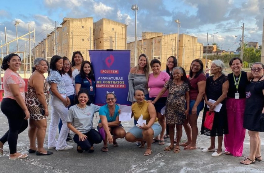 Imagem Assinatura de contratos com mulheres em Santa Rita