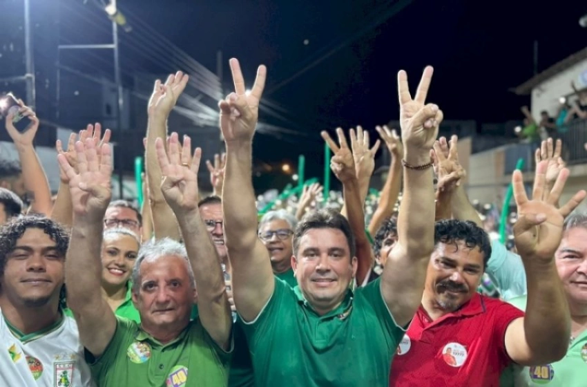 Imagem Helder Carvalho e Dr. Zé Célio fazem comício de encerramento e levam multidão às ruas de Sousa
