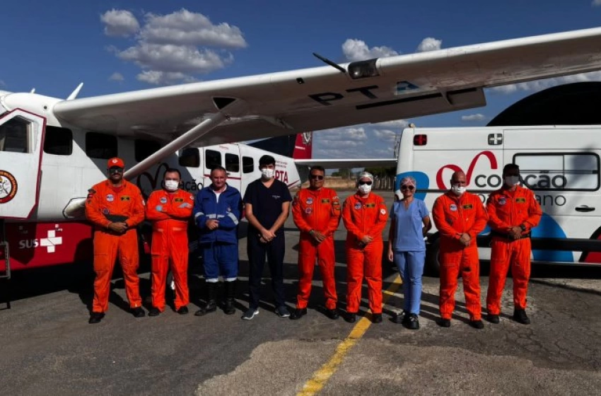 Imagem Imagem dos profissionais que fizeram a transferência da paciente de Sousa para Campina Grande 