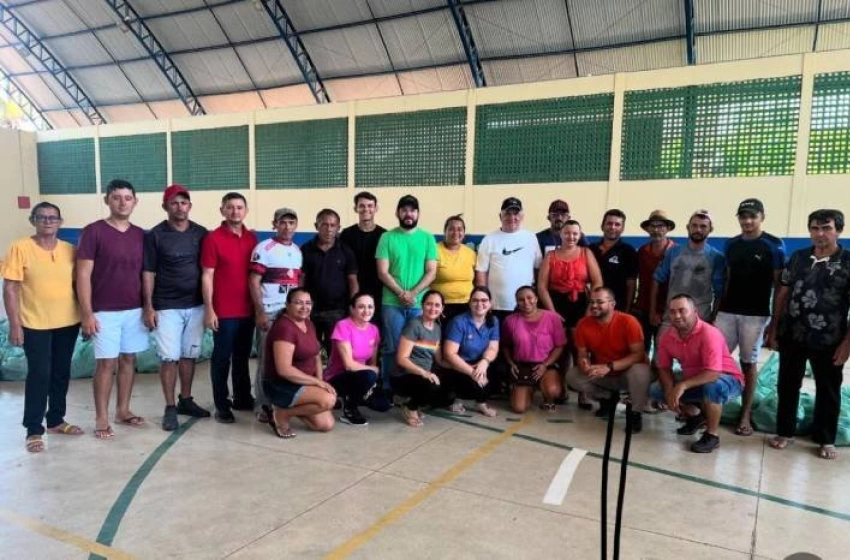 Imagem Prefeito Colorau ao lado dos agricultores