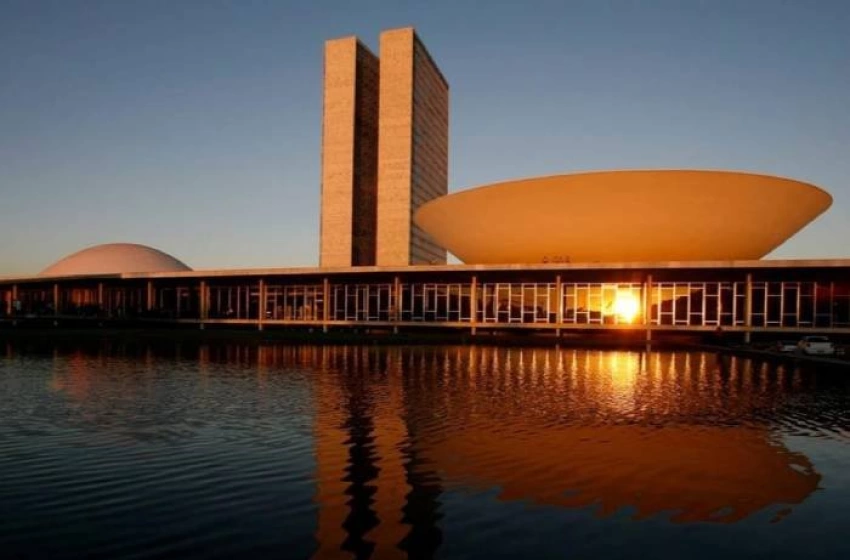 Imagem explosões na Praça dos Três Poderes em Brasília