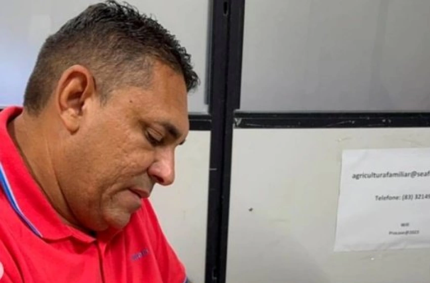 Imagem O prefeito de Aparecida, João Neto assinando o termo do Garantia Safra