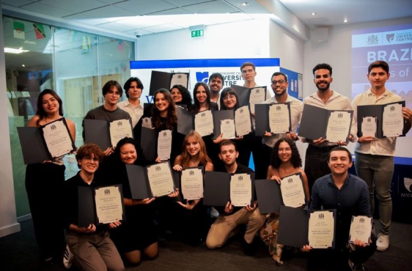 Imagem Formatura de 18 estudantes no Reino Unido