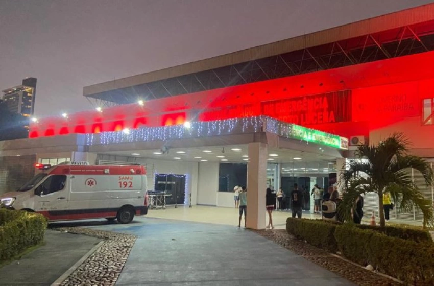 Imagem Fachada do Hospital de Trauma de João Pessoa com iluminação especial