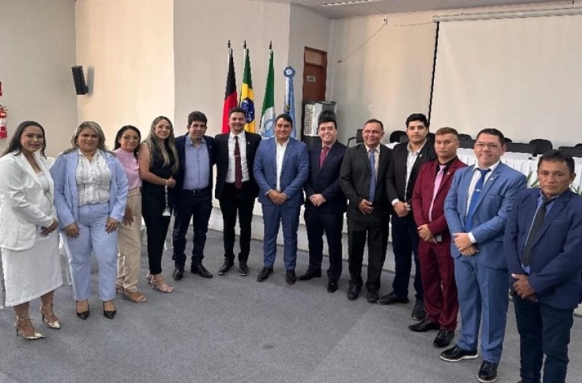 Imagem Lucas Braga com a bancada do legislativo Marizopolense