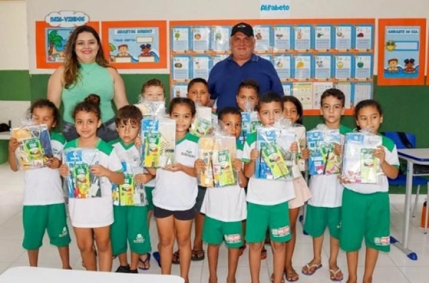 Imagem Aline Coura ao lado do Prefeito, Colorau