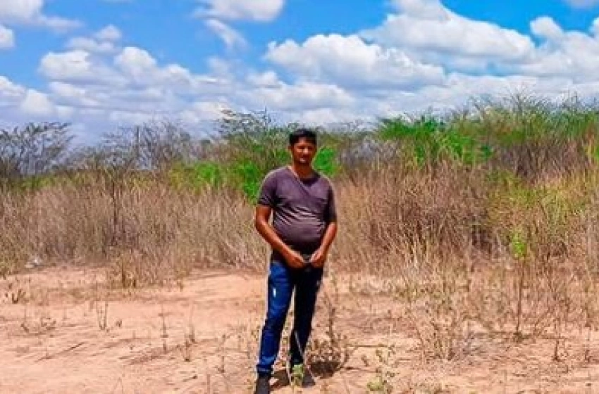 Imagem Engenheiro Civil da Caixa inspeciona terreno para obras de construção de 50 casas em Aparecida