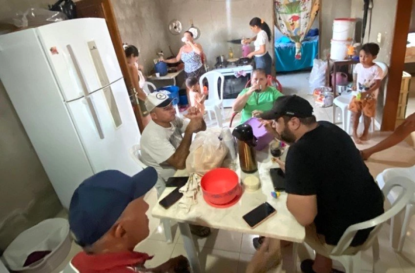 Imagem Júnior do Peixe em conversa com Rogério do Assentamento