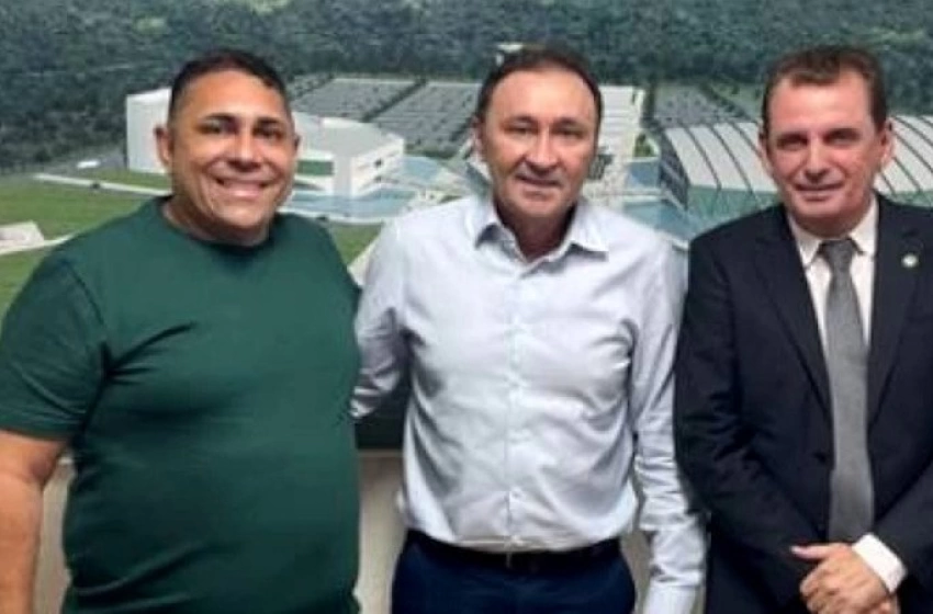 Imagem João Neto ao lado Deusdete e de Chico Mendes