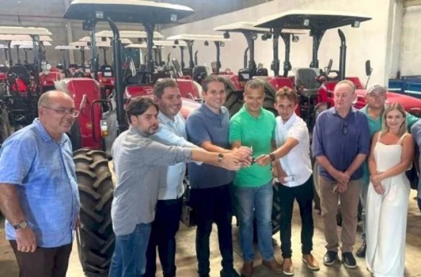 Imagem Entrega oficial do trator por Hugo Motta as lideranças de Marizópolis