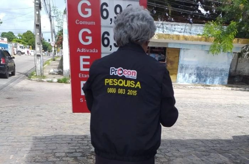 Imagem Notificação em ais 42 postos de combustíveis sobre aumento no preço da gasolina