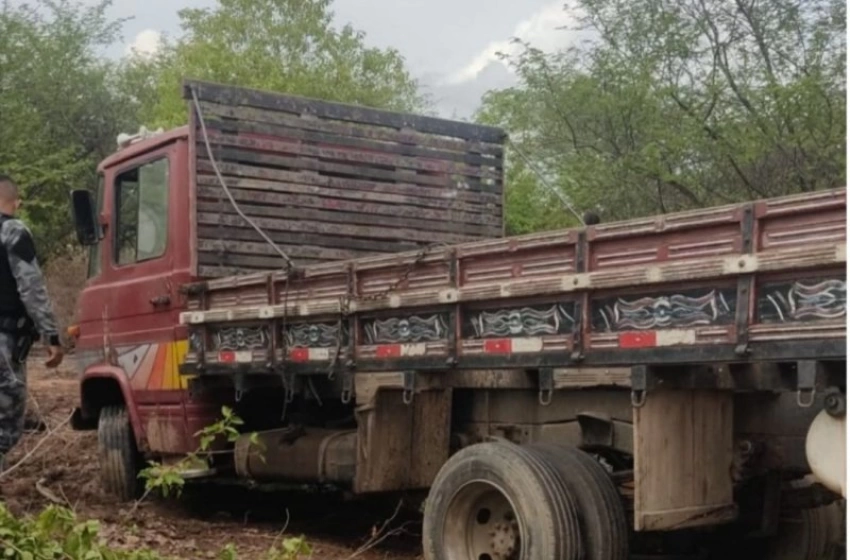 Imagem Caminhão apreendido pela polícia militar na zona rural de Aparecida 