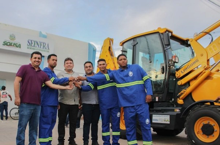 Imagem Entrega de máquina retroescavadeira e uniforme aos servidores da SEINFRA
