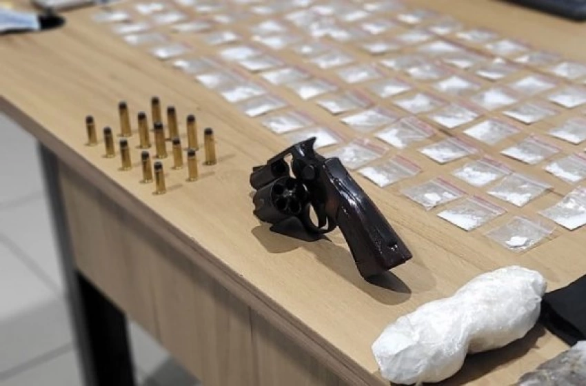 Imagem Apreensão de arma, munições e drogas